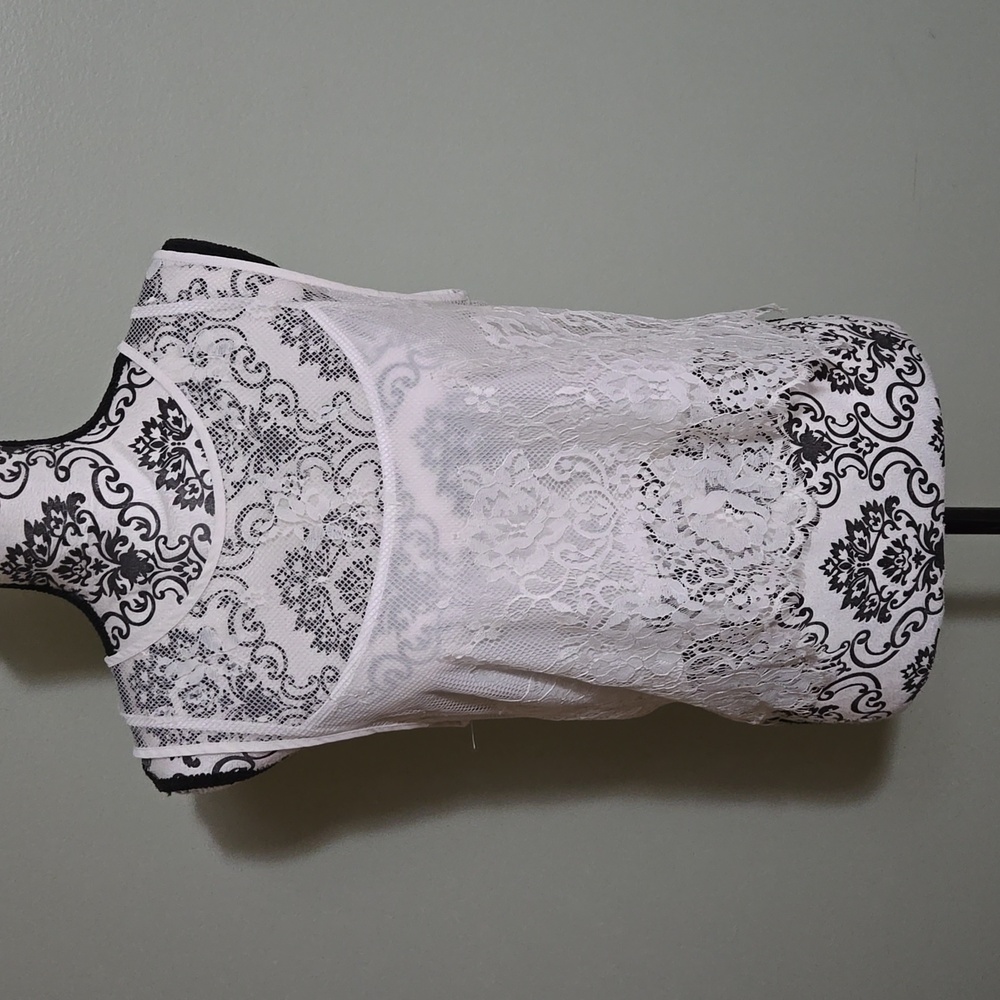 In Style white lace sleeveless crop